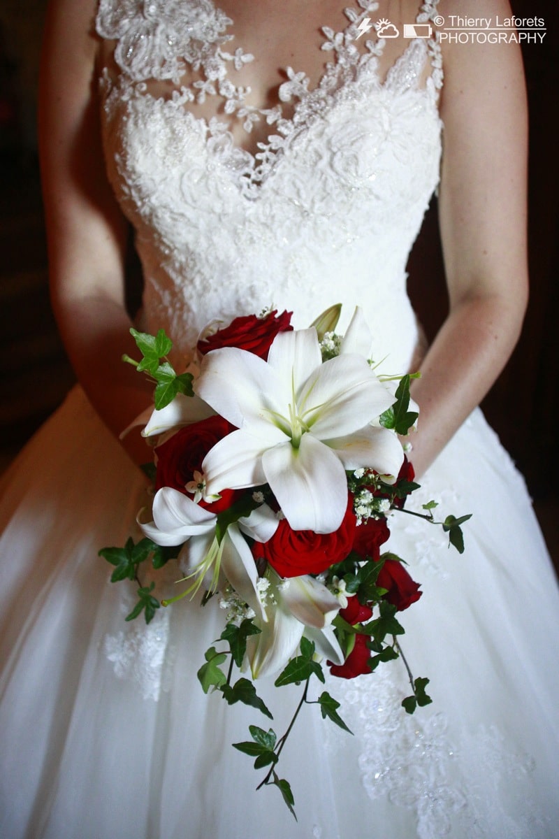 Bouquet de mariée rose, rouge, et lys blanc léger retombant