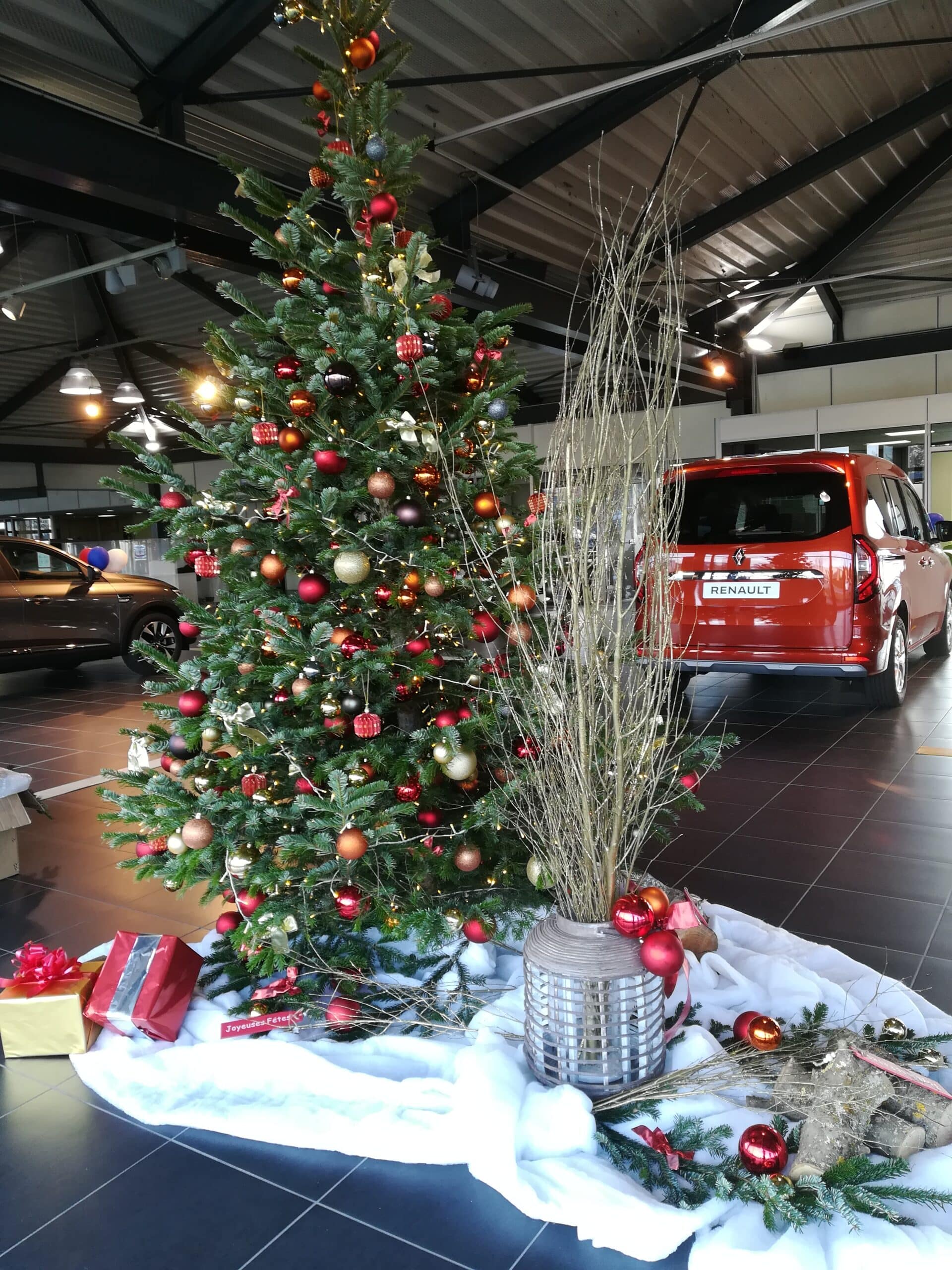 Scène de noël dans une concession auto