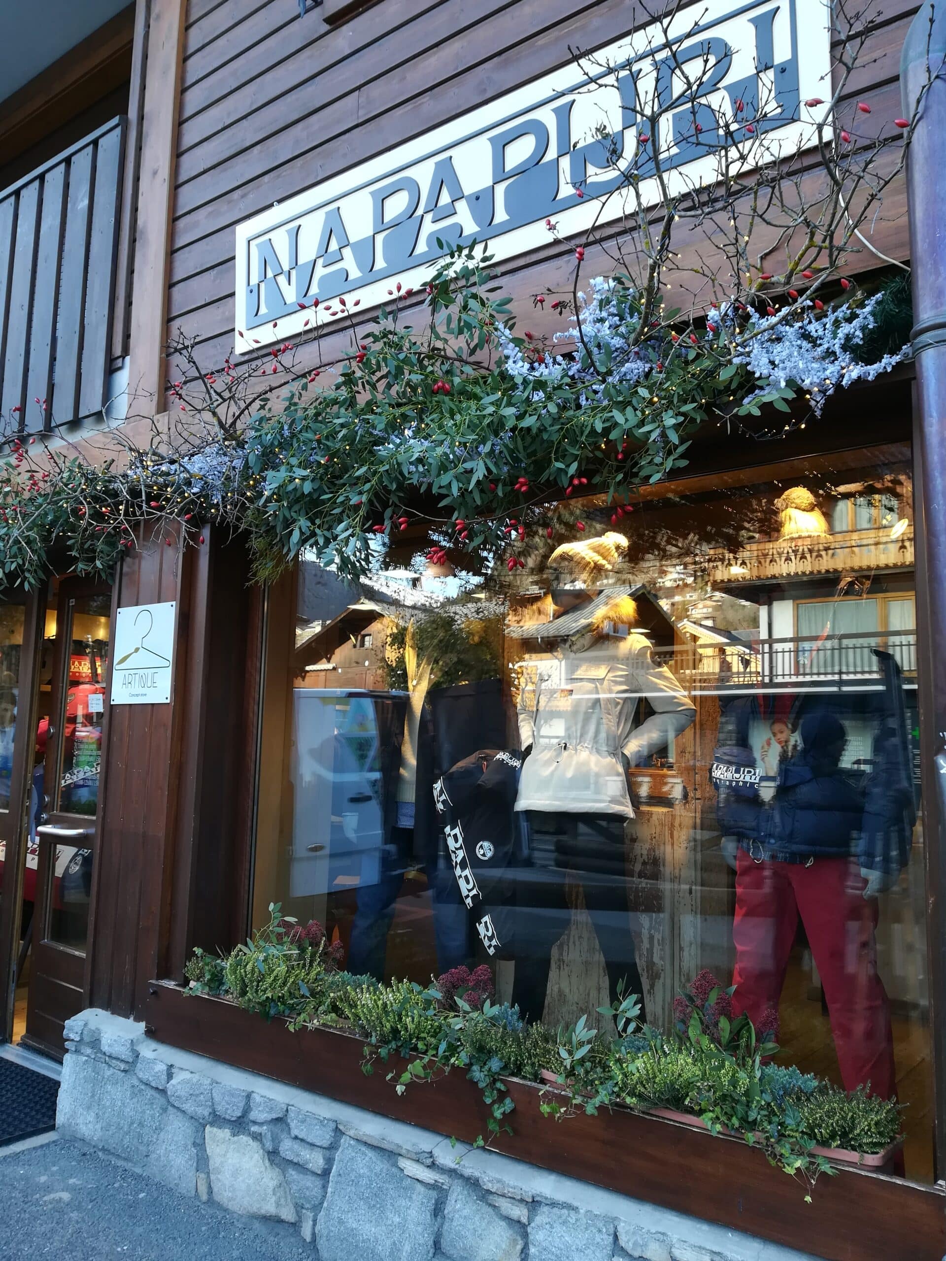 Vitrine Napapijri décorée