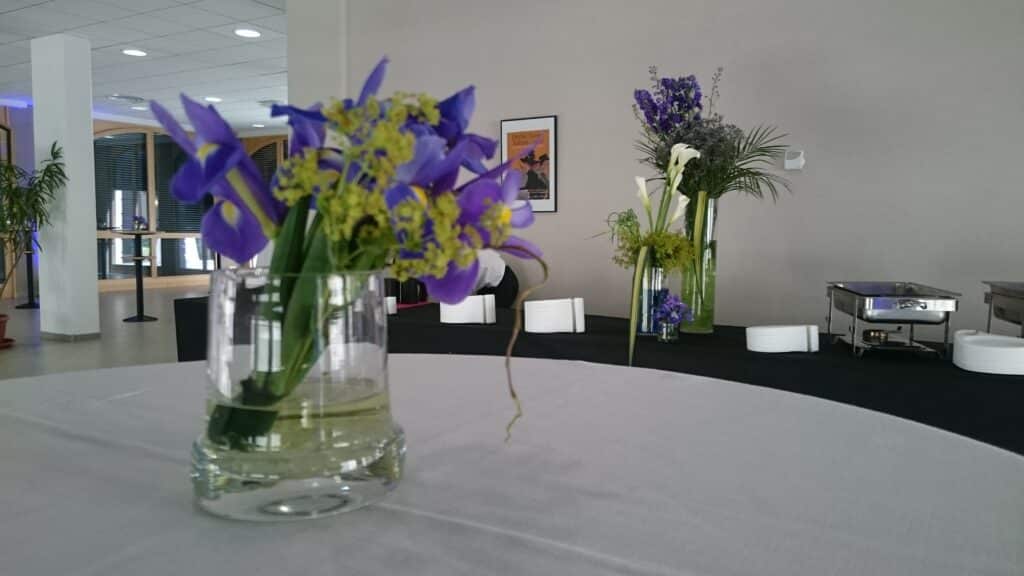 Fleurs sur une table