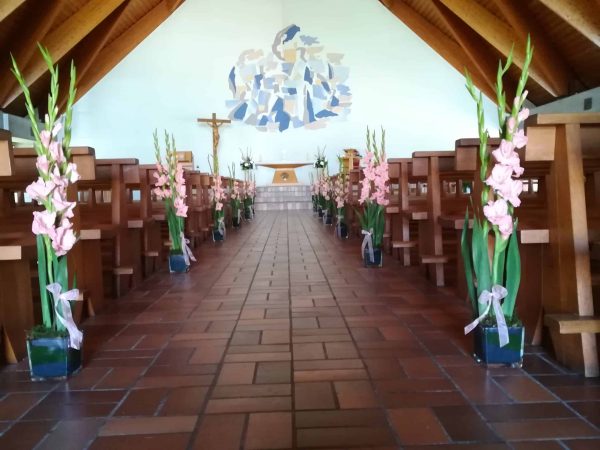 Décoration d'église pour un mariage