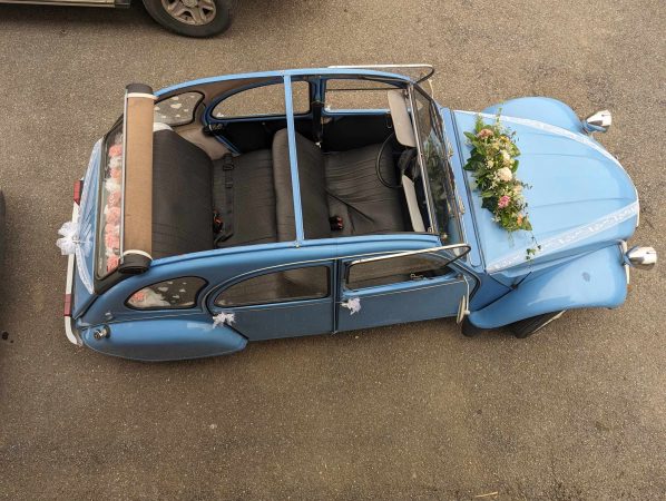 Décoration d'un véhicule pour un mariage